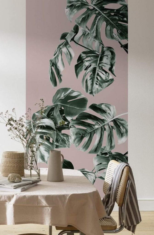 Komar Monstera Rose Groen Non Woven Wall Mural 100x250cm 1 baan Ambiance | Yourdecoration.com