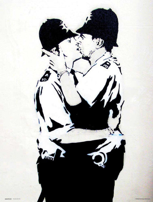 Grupo Erik Brandalised Bobbies Kissing Art Print 30x40cm | Yourdecoration.com